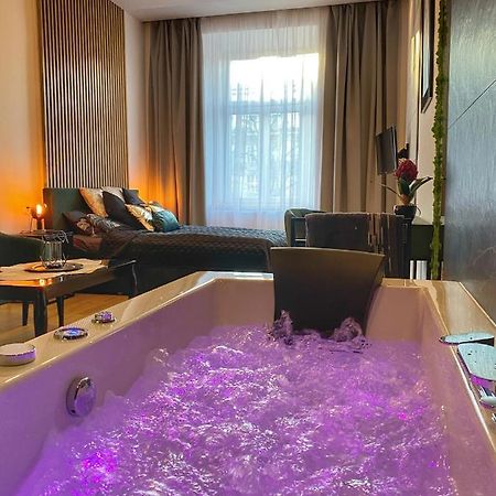 Apartament Czarny Z Jacuzzi Krakow Dış mekan fotoğraf