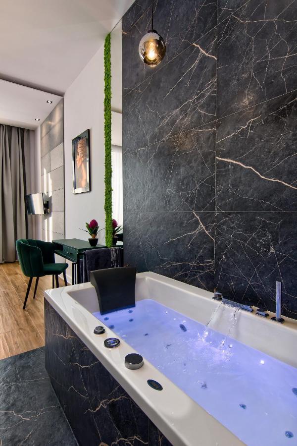 Apartament Czarny Z Jacuzzi Krakow Dış mekan fotoğraf